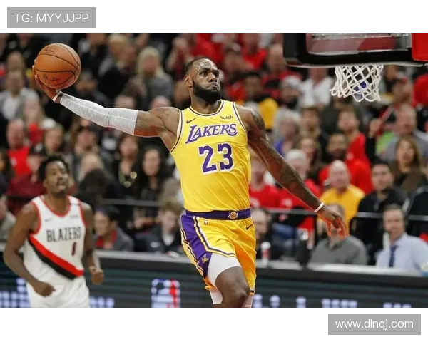 里夫斯精准高抛传球詹姆斯飞跃空中完成精彩扣篮