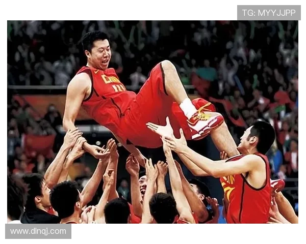 王治郅与姚明携手共笑重温篮球岁月的辉煌与友谊